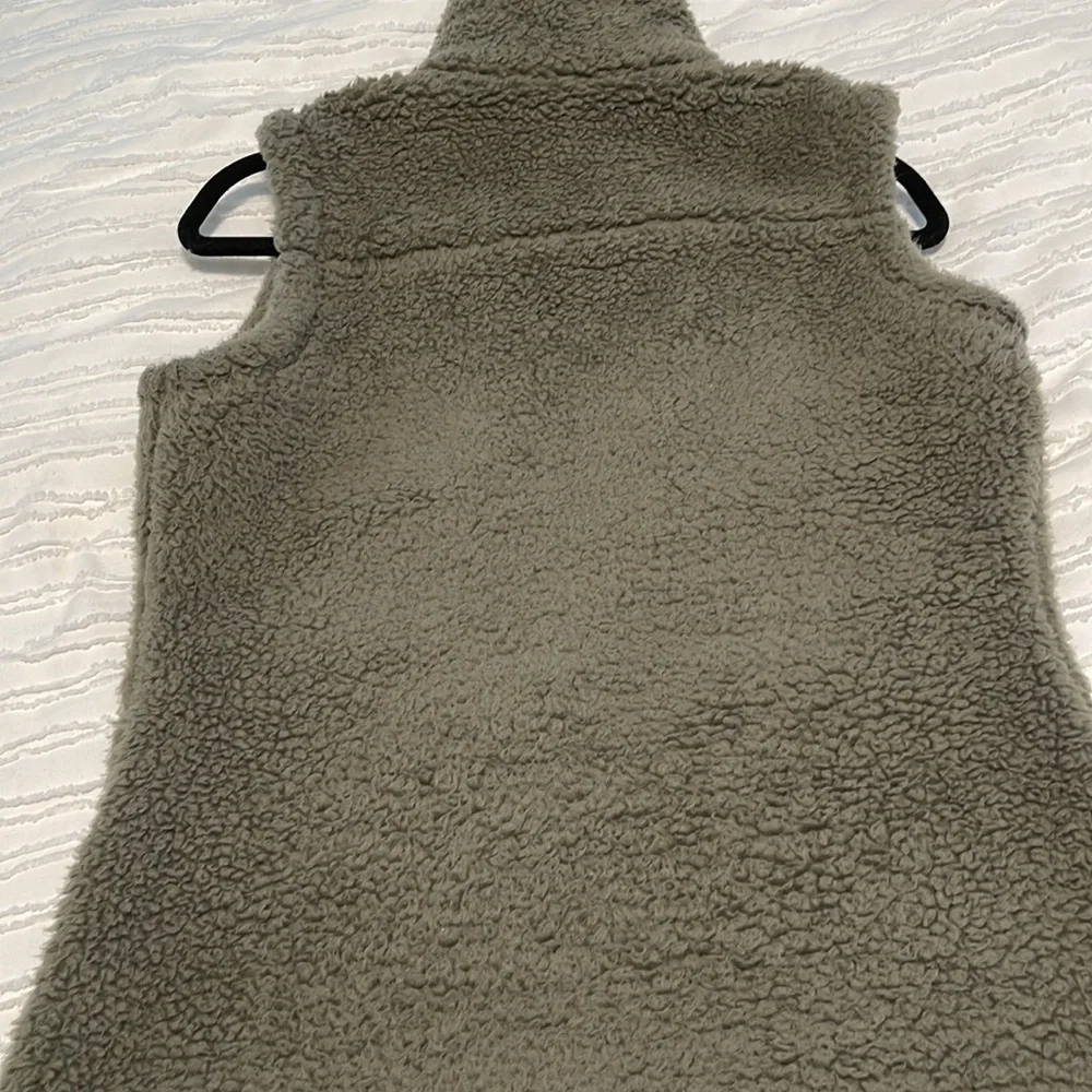 EUC Columbia Winter Pass Sherpa Vest - small - Picture 13 of 13